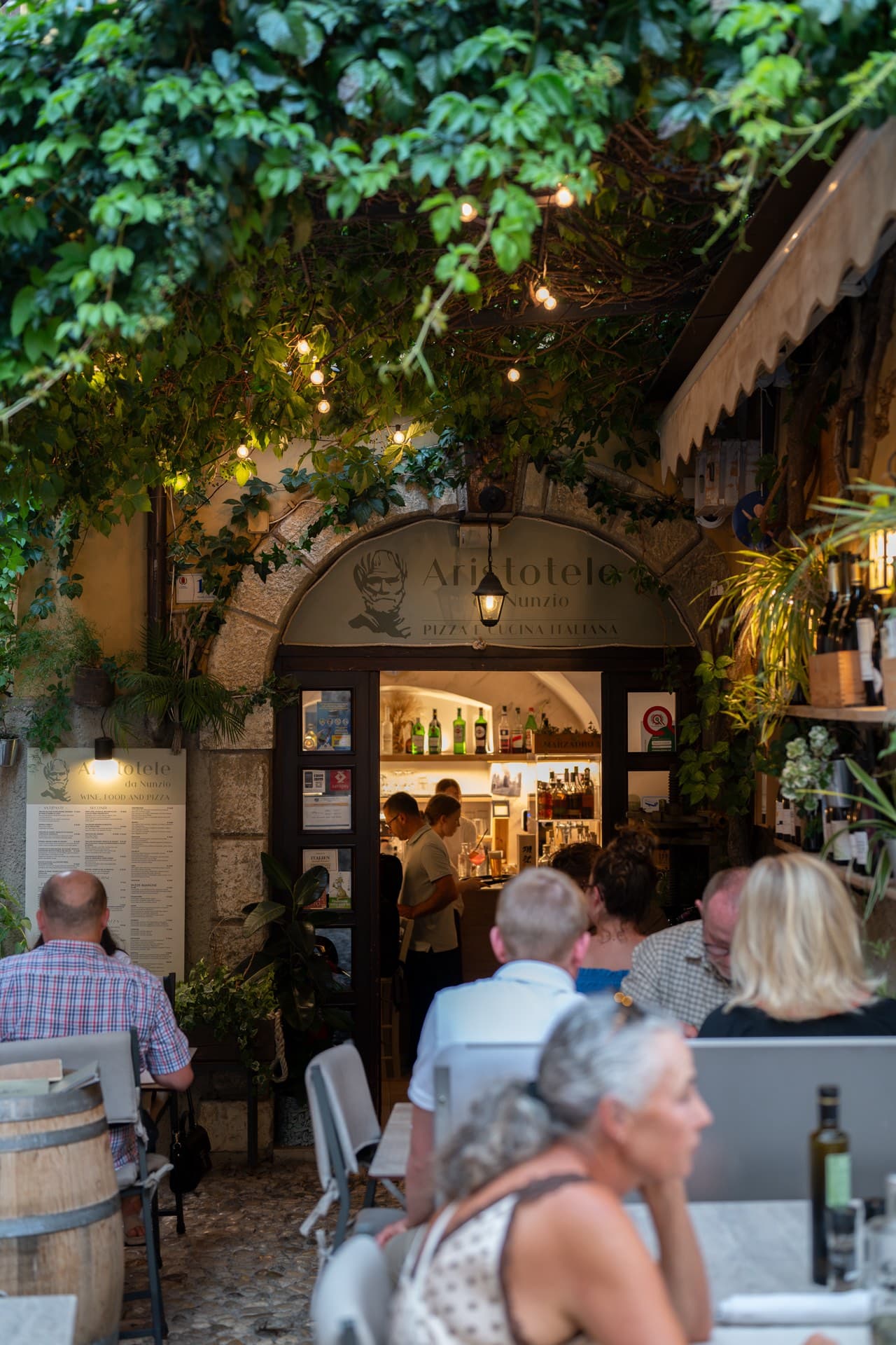 Il cortile del locale con le luci accese, di sera
